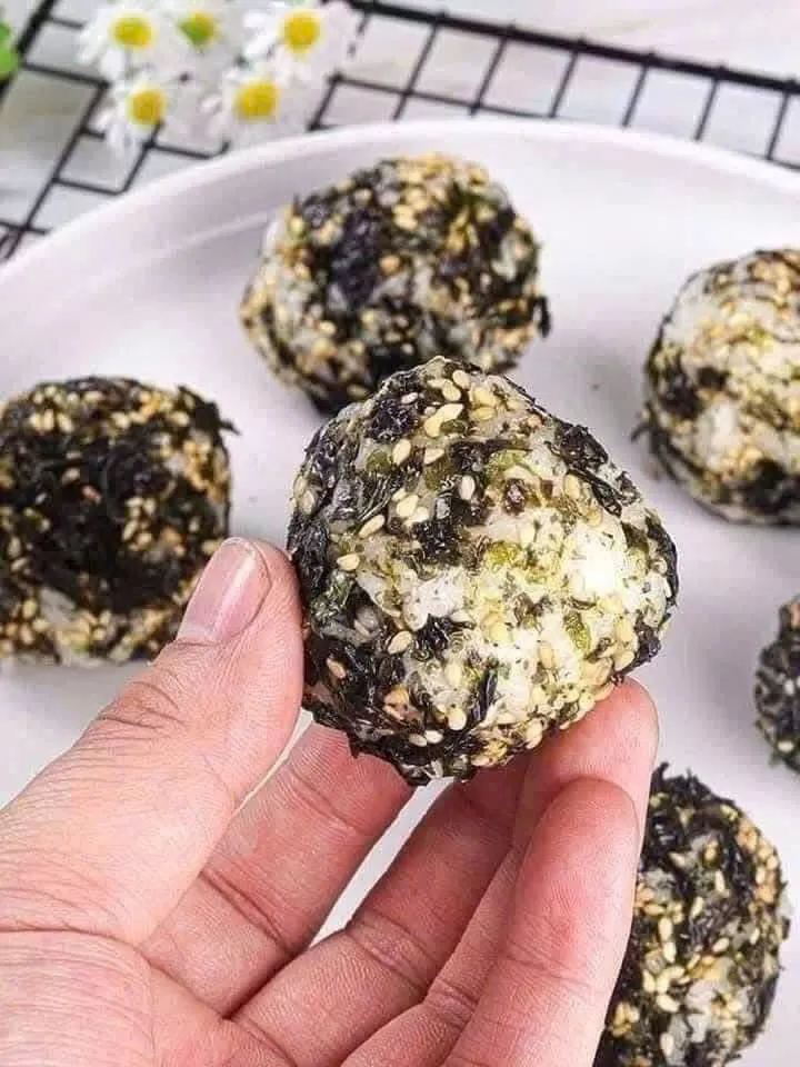 CÁCH LÀM CƠM NẮM RONG BIỂN JINMI